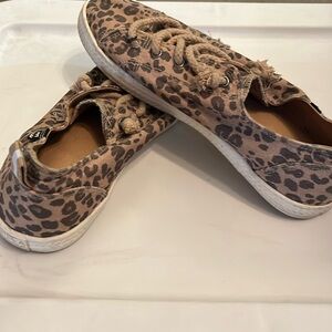 BillaBong “animal” print lace up shoe. Pre-worn a few times. Size 9